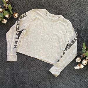 Hollister brand long sleeve cropped shirt. Gray with black lettering. Size XS